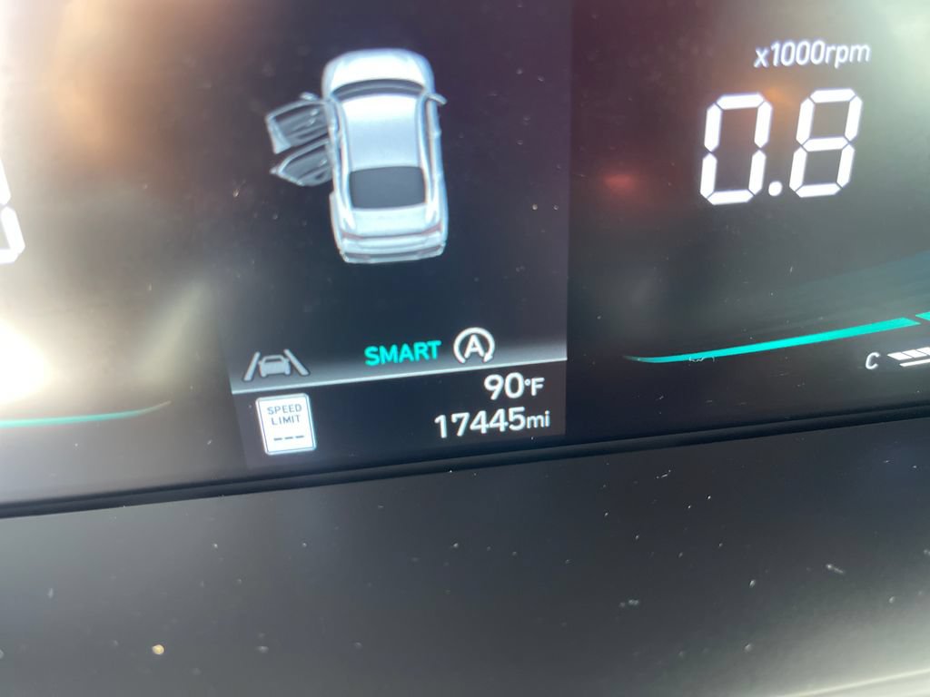Used 2025 Hyundai Elantra SE FWD image 19