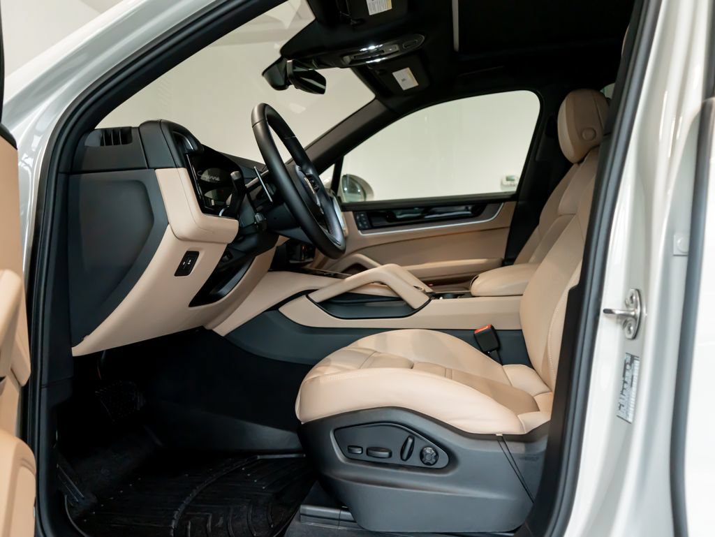 Certified 2025 Porsche Cayenne AWD/4WD image 5
