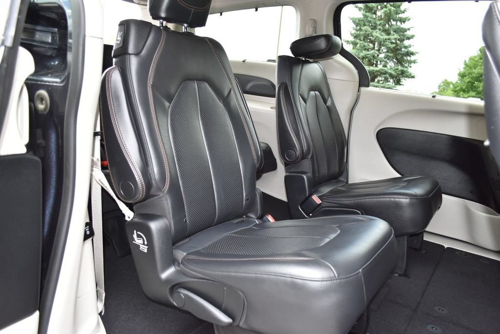 Used 2019 Chrysler Pacifica Touring-L Plus FWD image 33