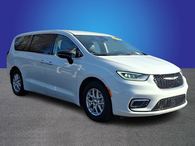 Used 2024 Chrysler Pacifica Touring-L image 3