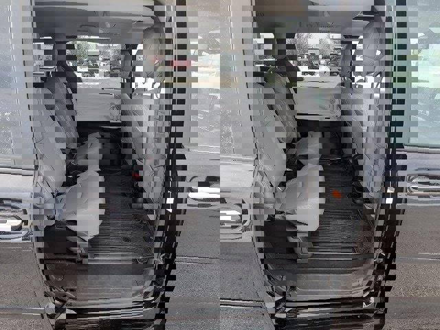 Used 2025 Toyota Sienna XLE image 3