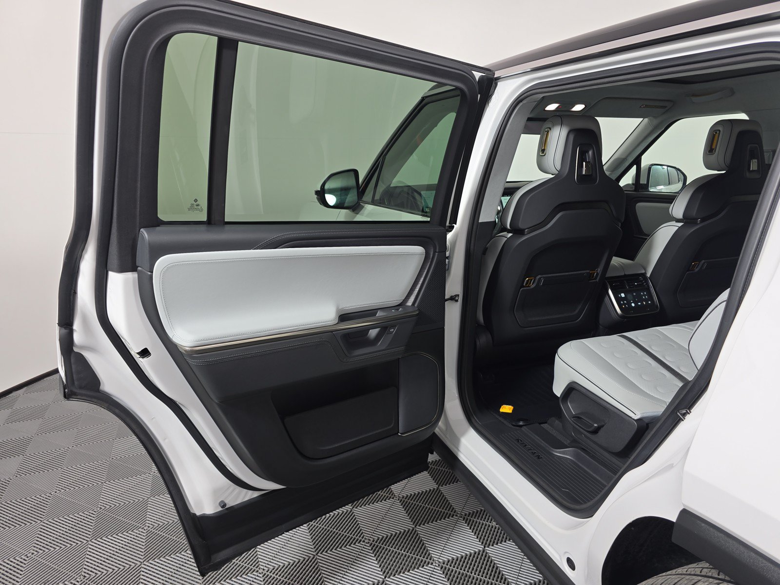 Used 2025 Rivian R1S Adventure AWD/4WD image 17