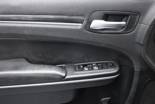 Used 2019 Chrysler 300 Touring w/ Chrome Appearance Package RWD image 8