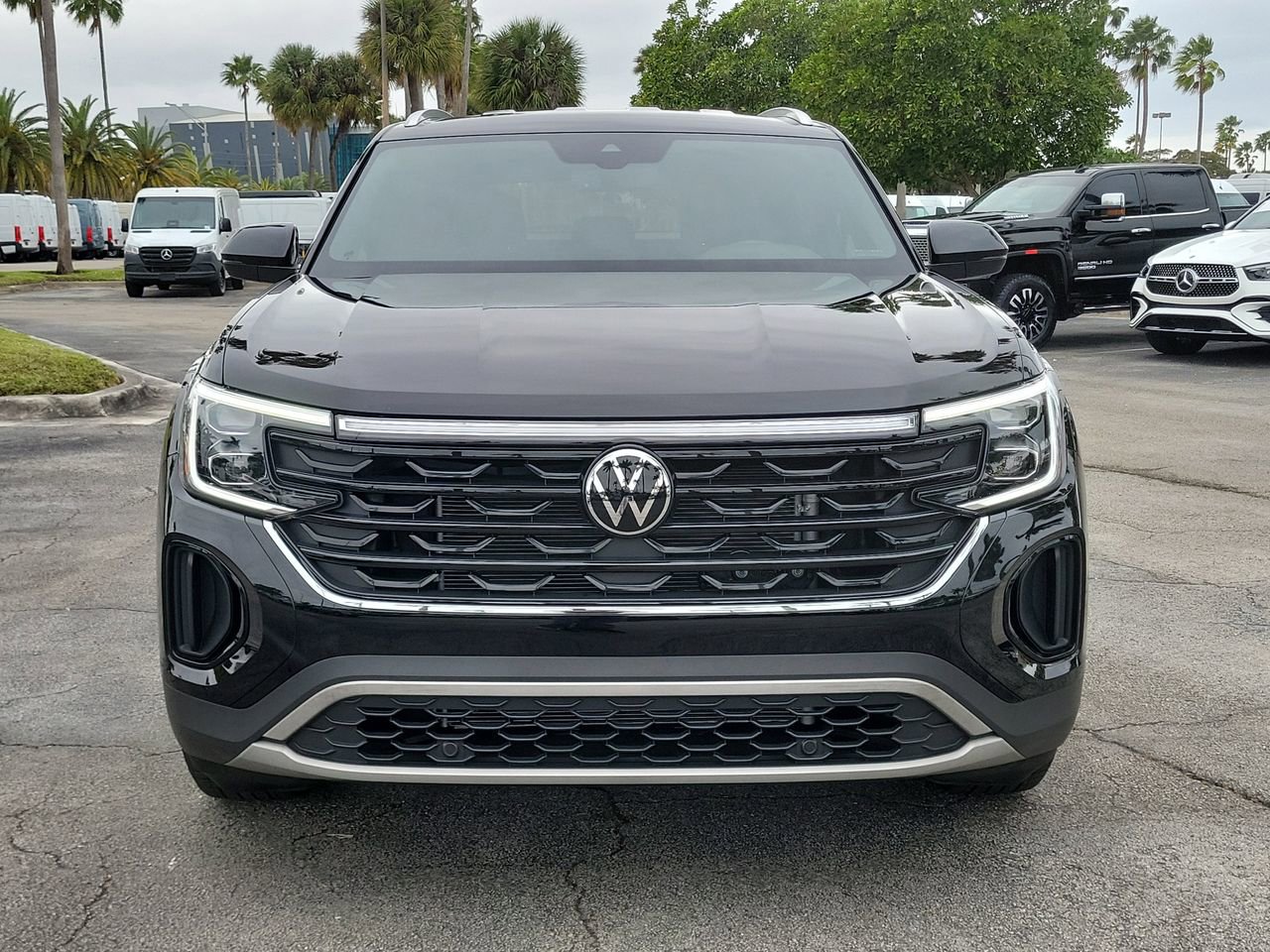 Used 2025 Volkswagen Atlas Cross Sport SE image 2