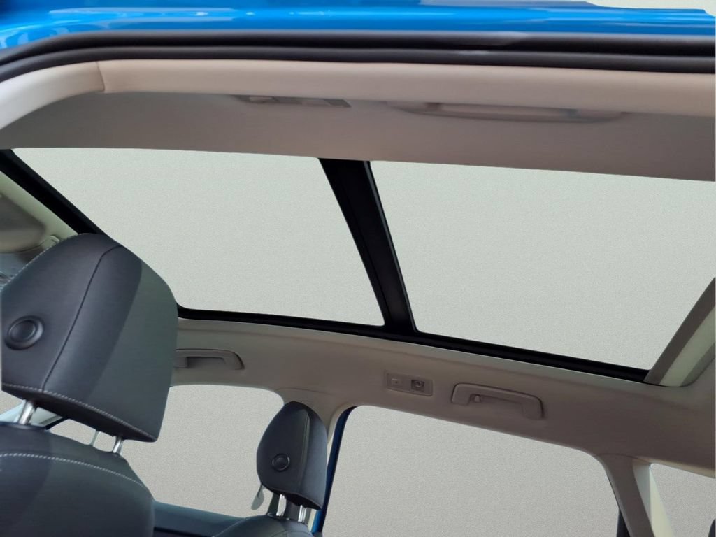 Certified 2025 Volkswagen Taos SE AWD/4WD image 9