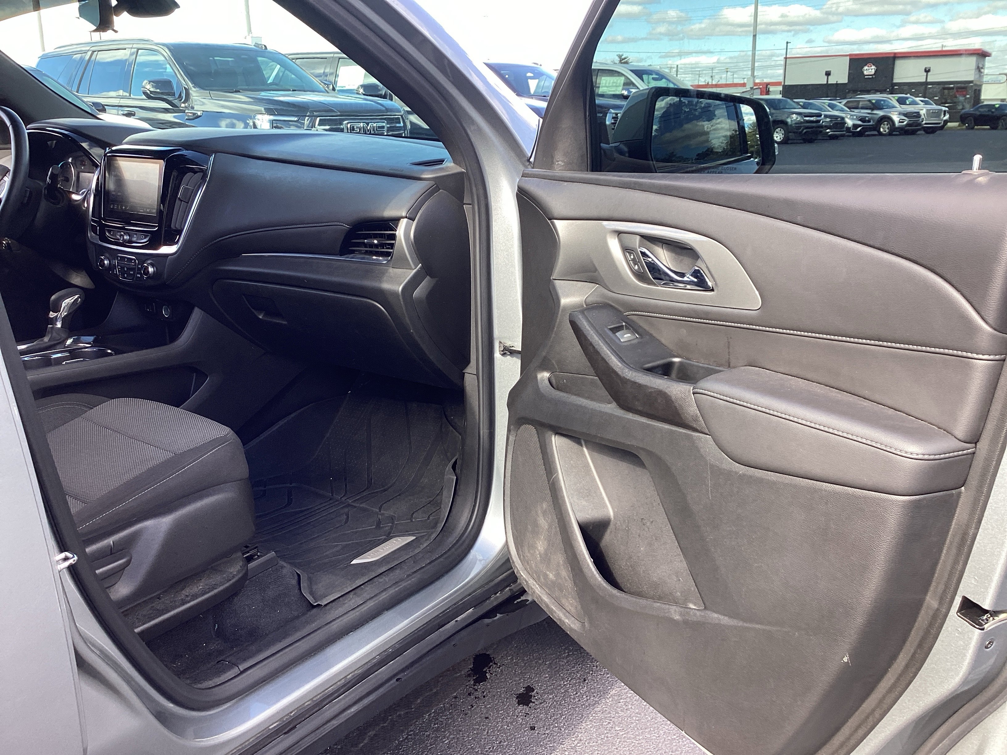 Used 2023 Chevrolet Traverse LT image 29