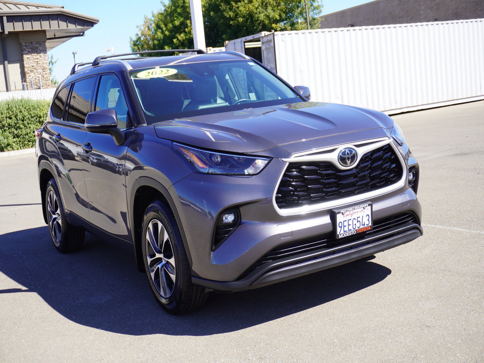 Used 2022 Toyota Highlander XLE AWD/4WD image 1