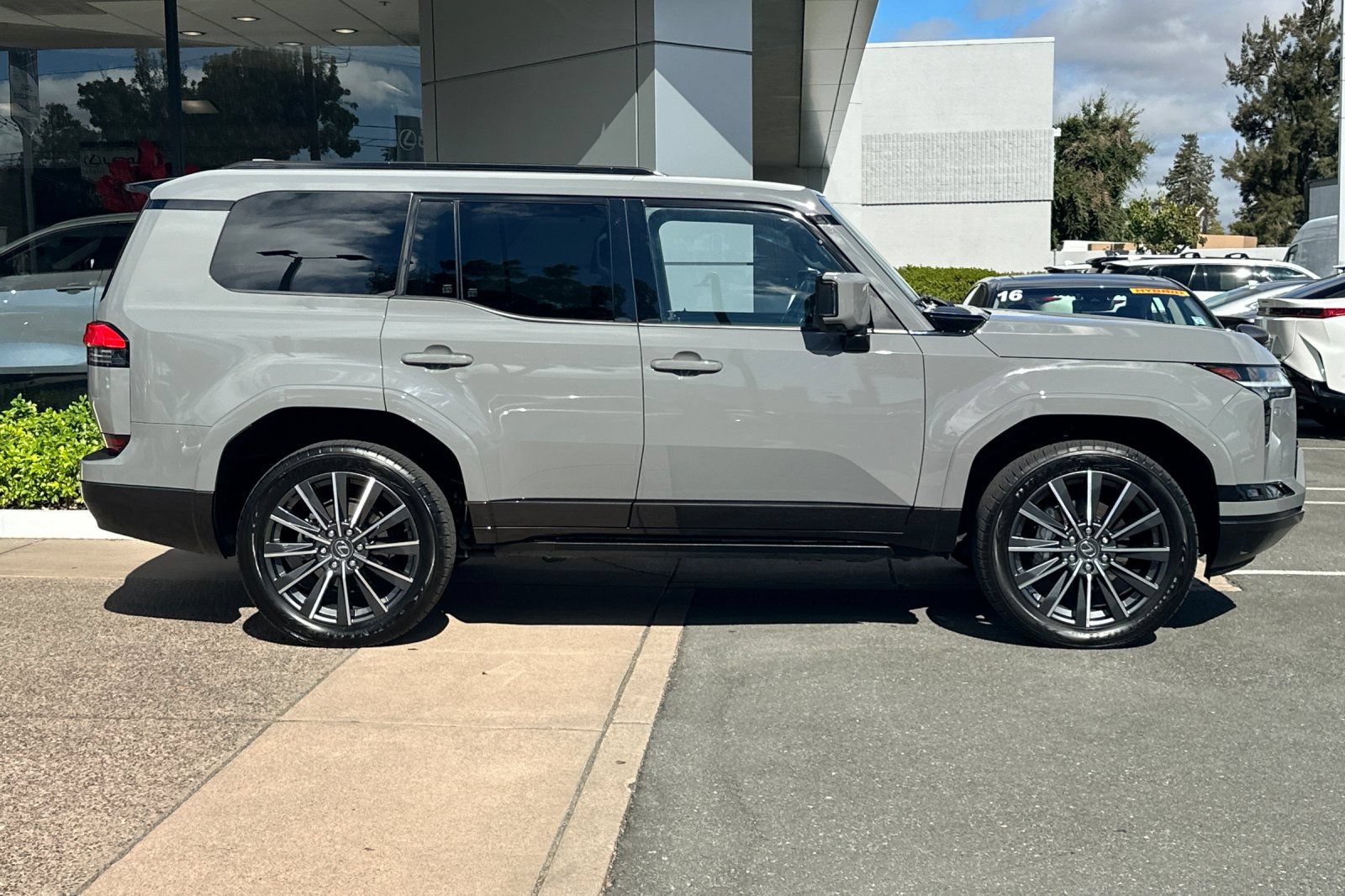 Certified 2024 Lexus GX 550 w/ Accessory Package (Z1) AWD/4WD image 3