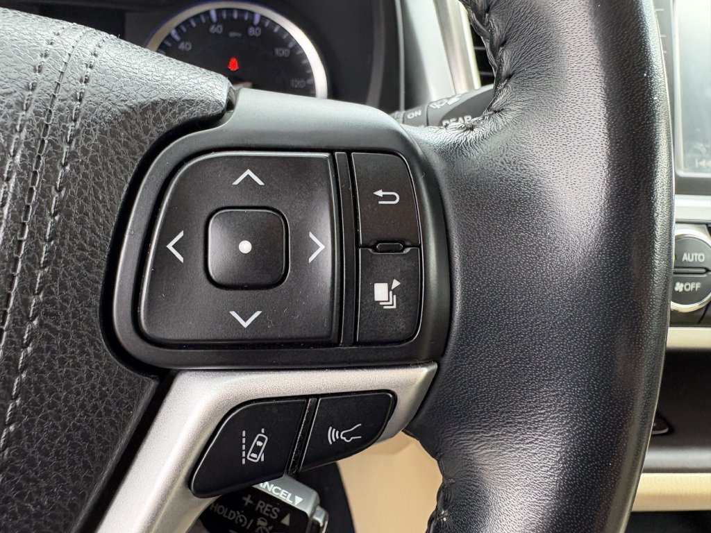 Used 2018 Toyota Highlander XLE FWD image 16