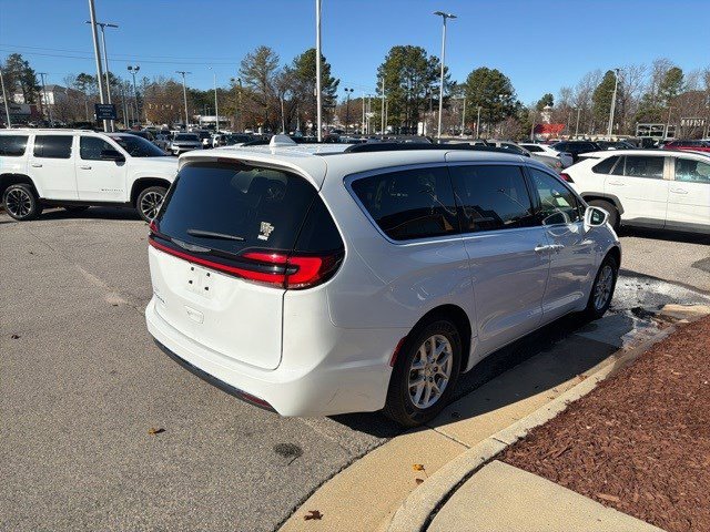 Used 2022 Chrysler Pacifica Touring-L image 6