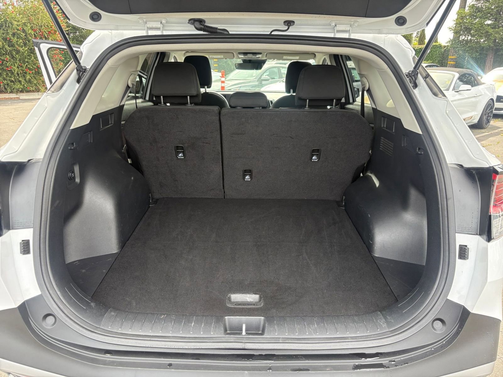 Used 2025 Kia Sportage LX image 30