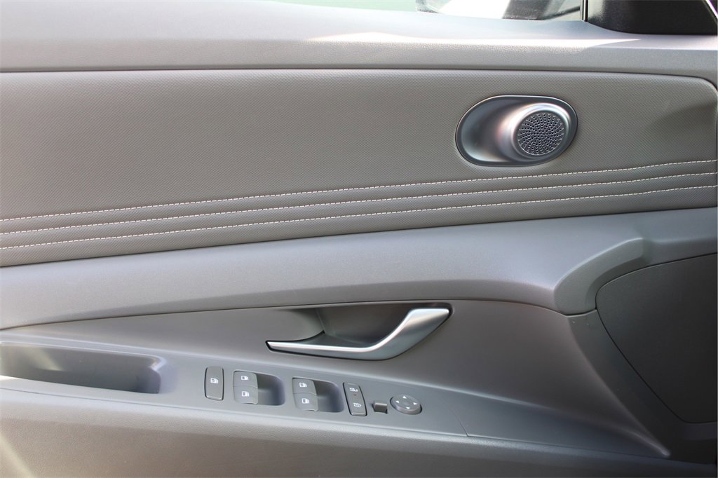 Used 2025 Hyundai Elantra SEL image 17
