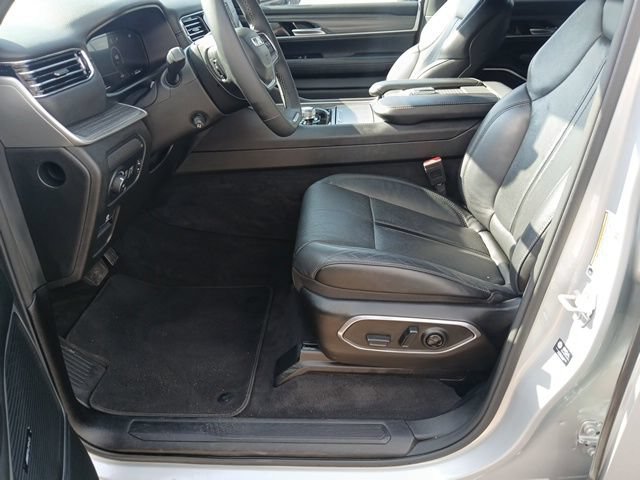 Used 2024 Jeep Wagoneer L Series II w/ Flexible Seating Group AWD/4WD image 34