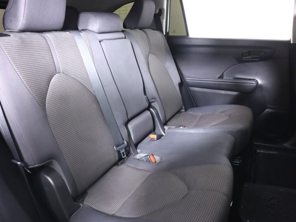 Used 2021 Toyota Highlander LE image 40