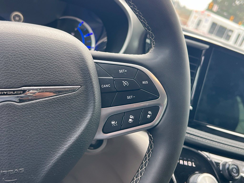 Used 2024 Chrysler Pacifica Limited FWD image 22