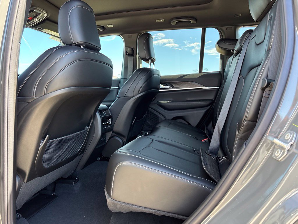 New 2027 Jeep Grand Cherokee Limited AWD/4WD image 10