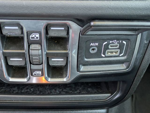 Used 2024 Jeep Wrangler Sahara image 28