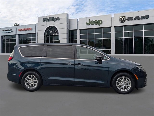 Used 2025 Chrysler Pacifica Select image 2