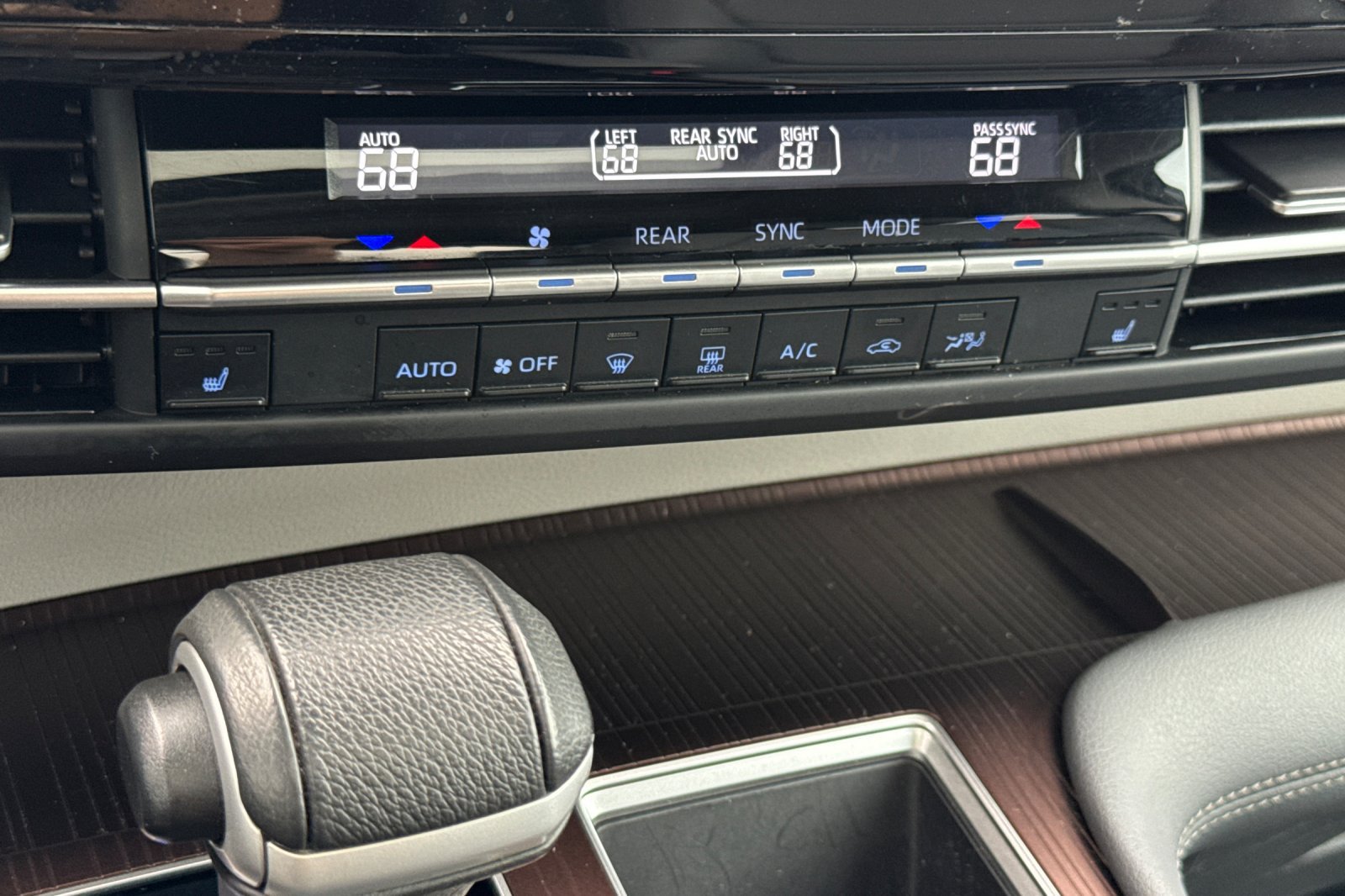 Certified 2024 Toyota Sienna XLE FWD image 25