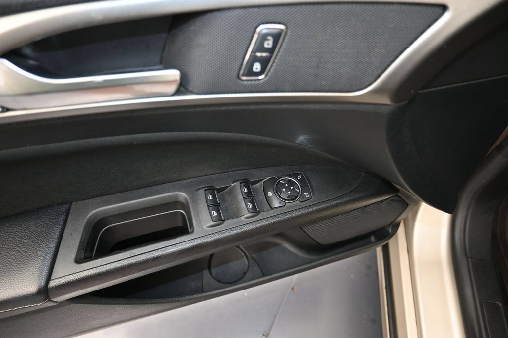 Used 2018 Ford Fusion SE w/ Fusion SE Technology Package FWD image 11