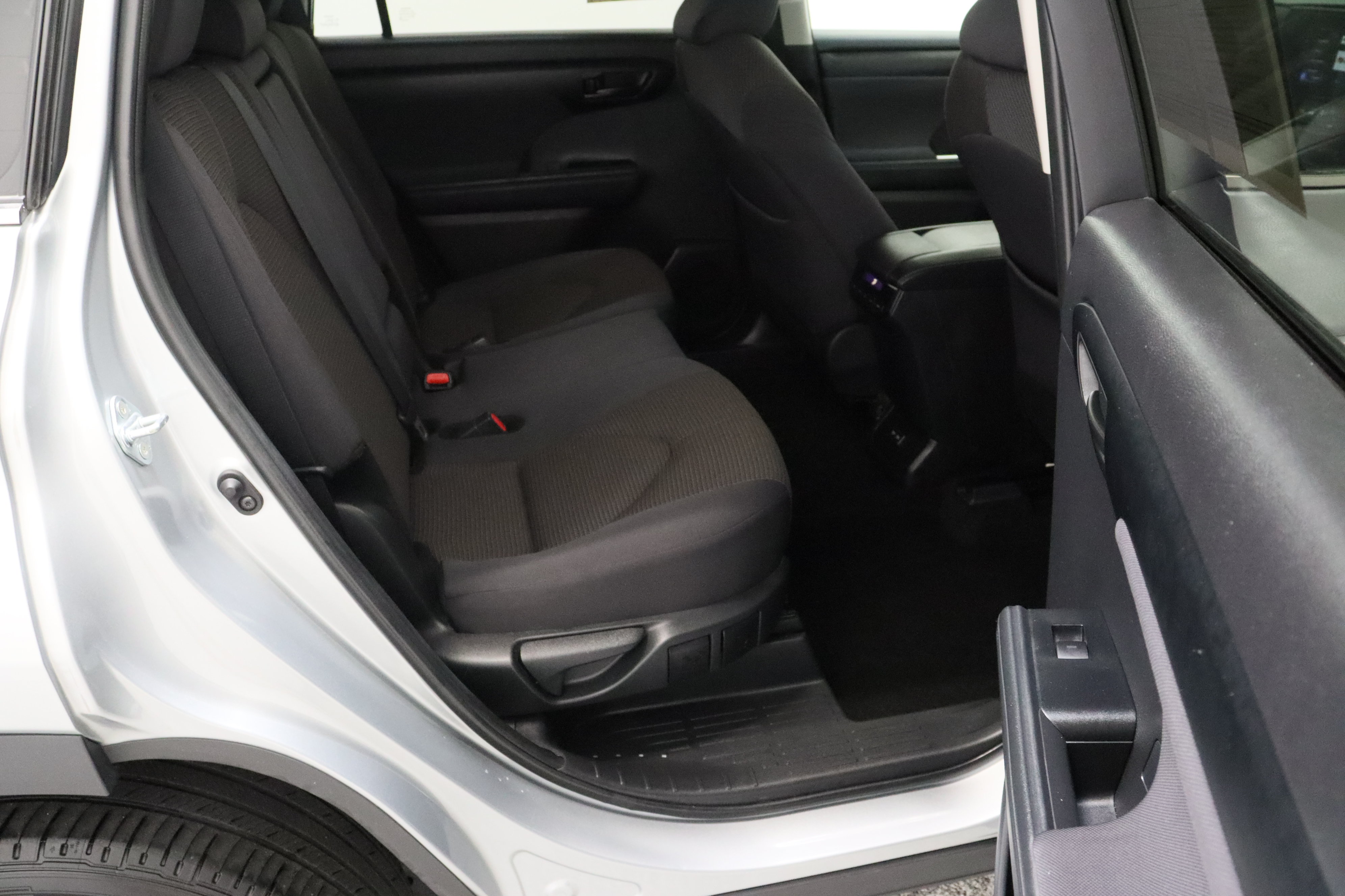 Certified 2025 Toyota Highlander LE FWD image 36