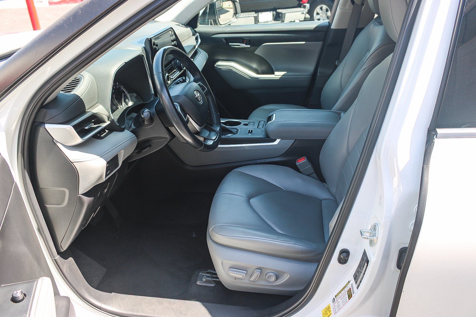 Used 2022 Toyota Highlander XLE FWD image 18