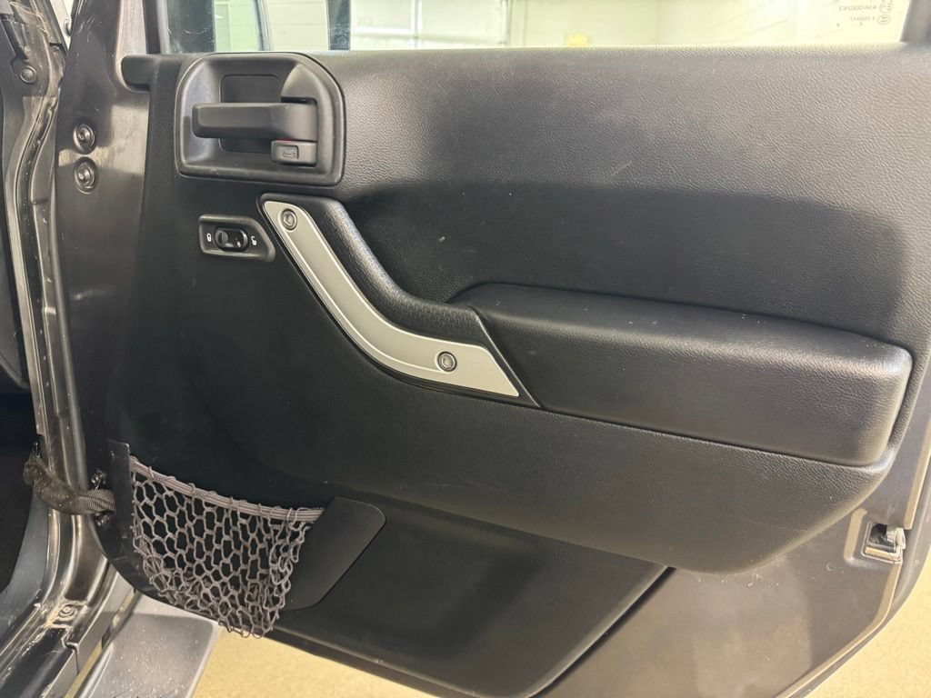 Used 2018 Jeep Wrangler Sahara AWD/4WD image 17