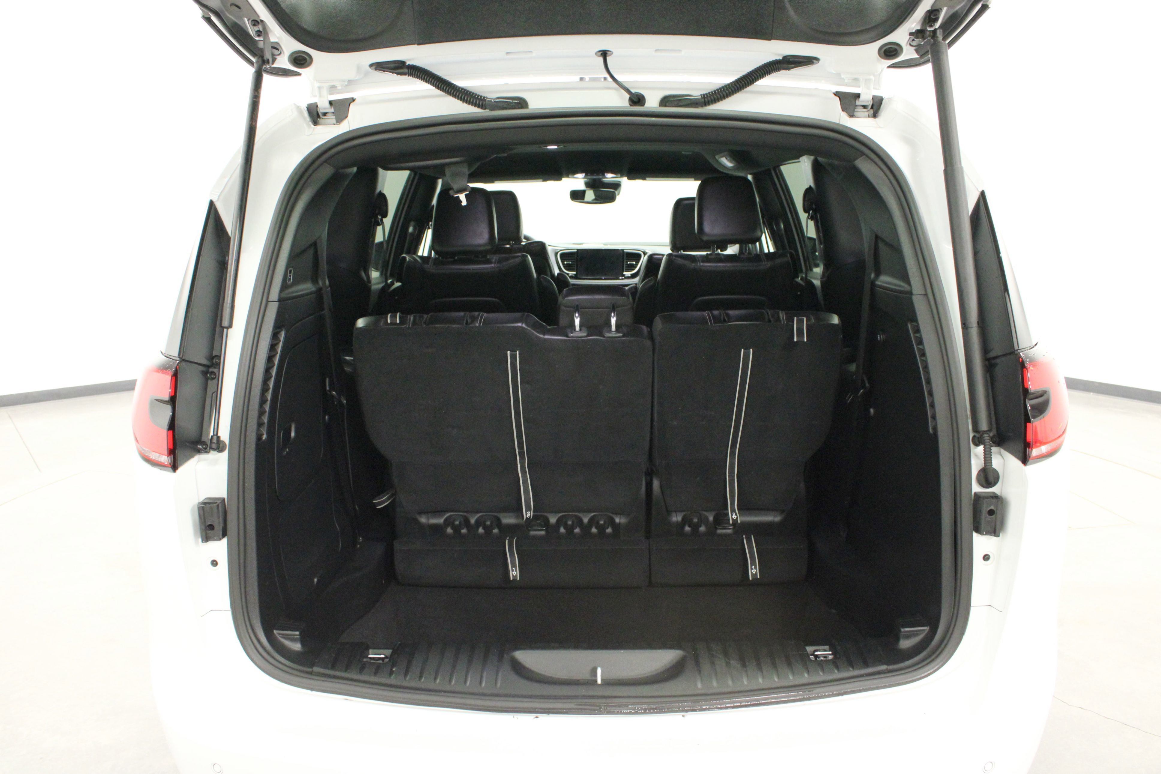 Used 2023 Chrysler Pacifica Touring-L w/ Uconnect Theater Family Group image 12
