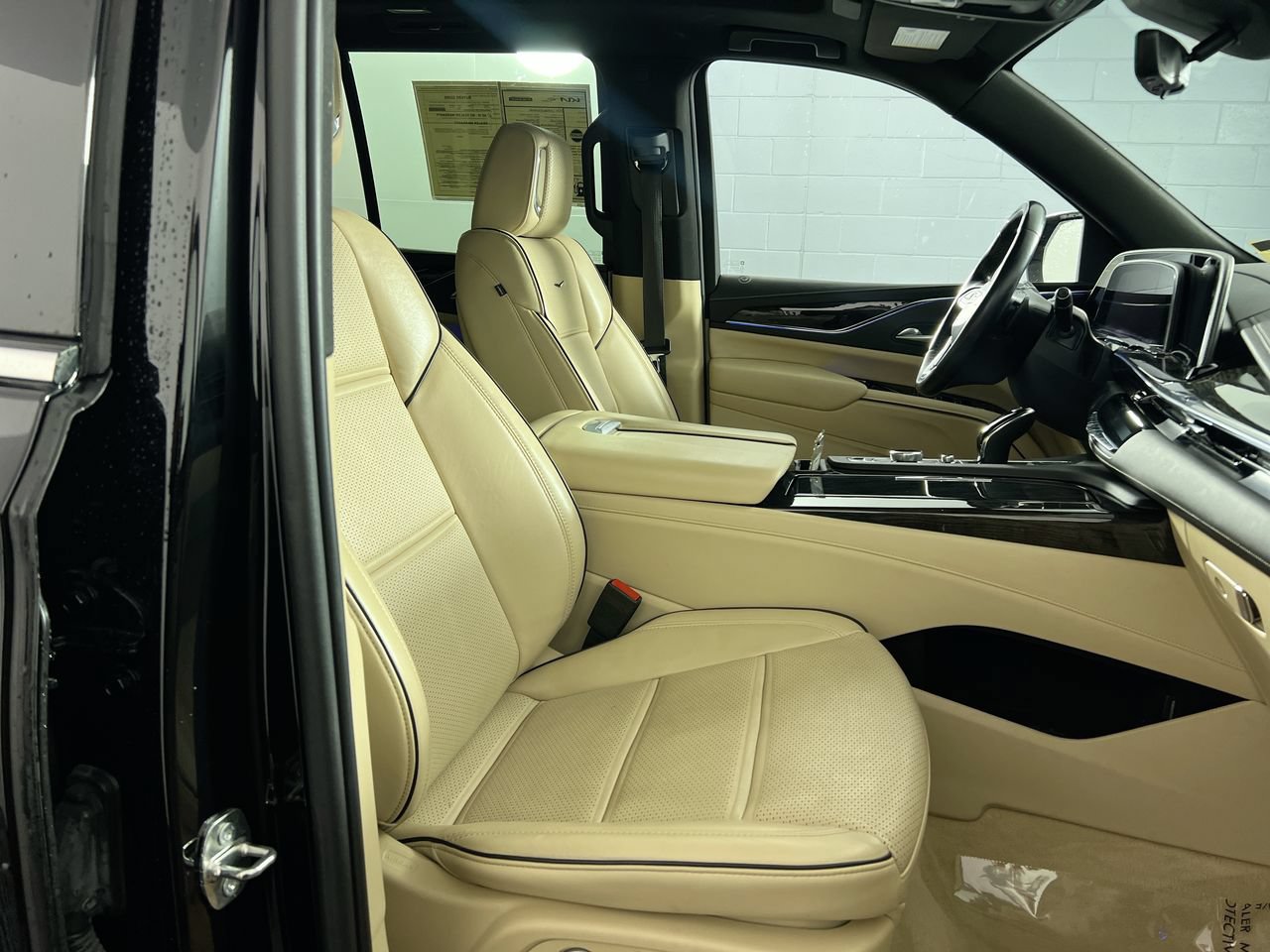 Used 2024 Cadillac Escalade Premium Luxury RWD image 28