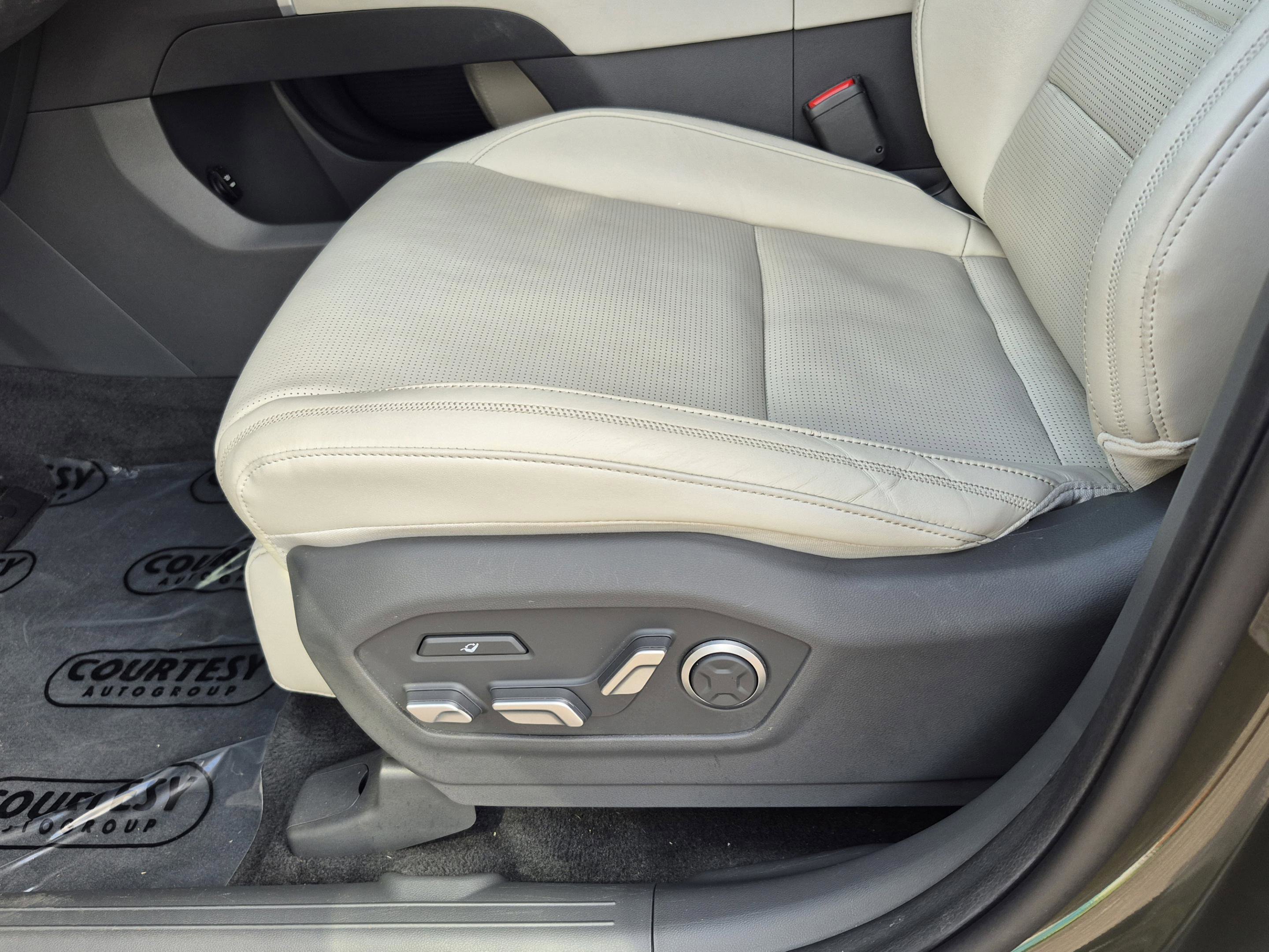 Used 2025 Hyundai Santa Fe Calligraphy FWD image 23