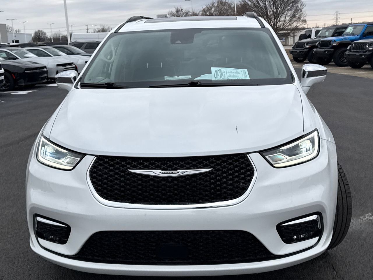 Used 2022 Chrysler Pacifica Limited image 8