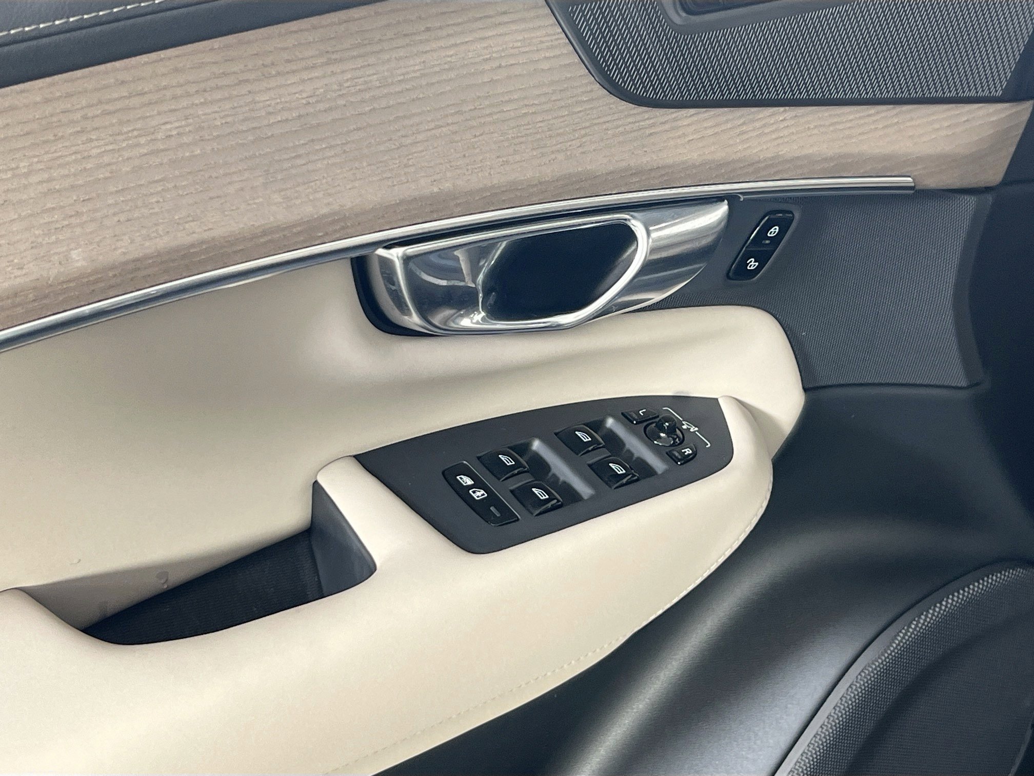 Used 2025 Volvo XC90 T8 Plus w/ Protection Package Premier image 18