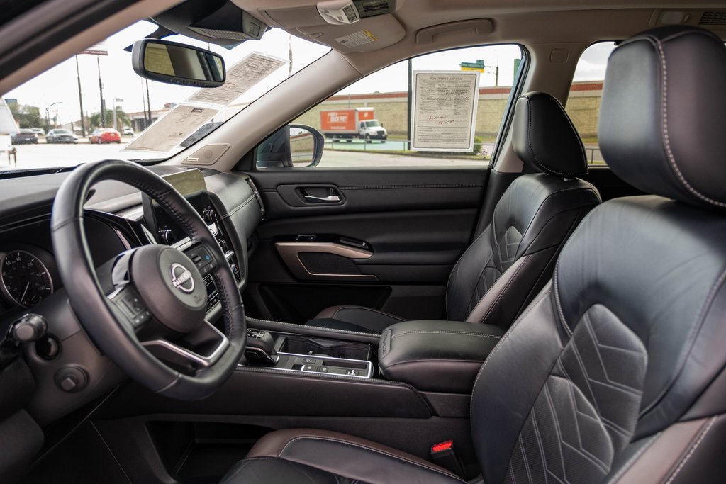 Used 2022 Nissan Pathfinder Platinum w/ Cargo Package image 13