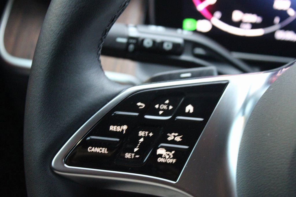 Used 2025 Mercedes-Benz GLC 350e 4MATIC image 16