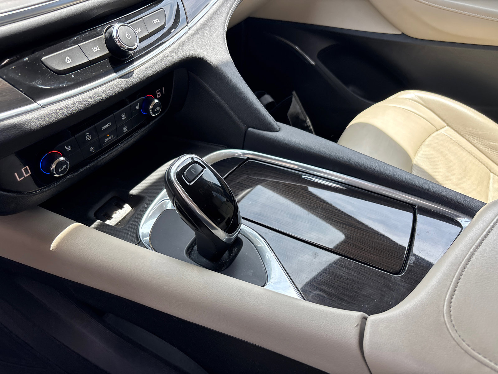 Used 2019 Buick Enclave Essence AWD/4WD image 22