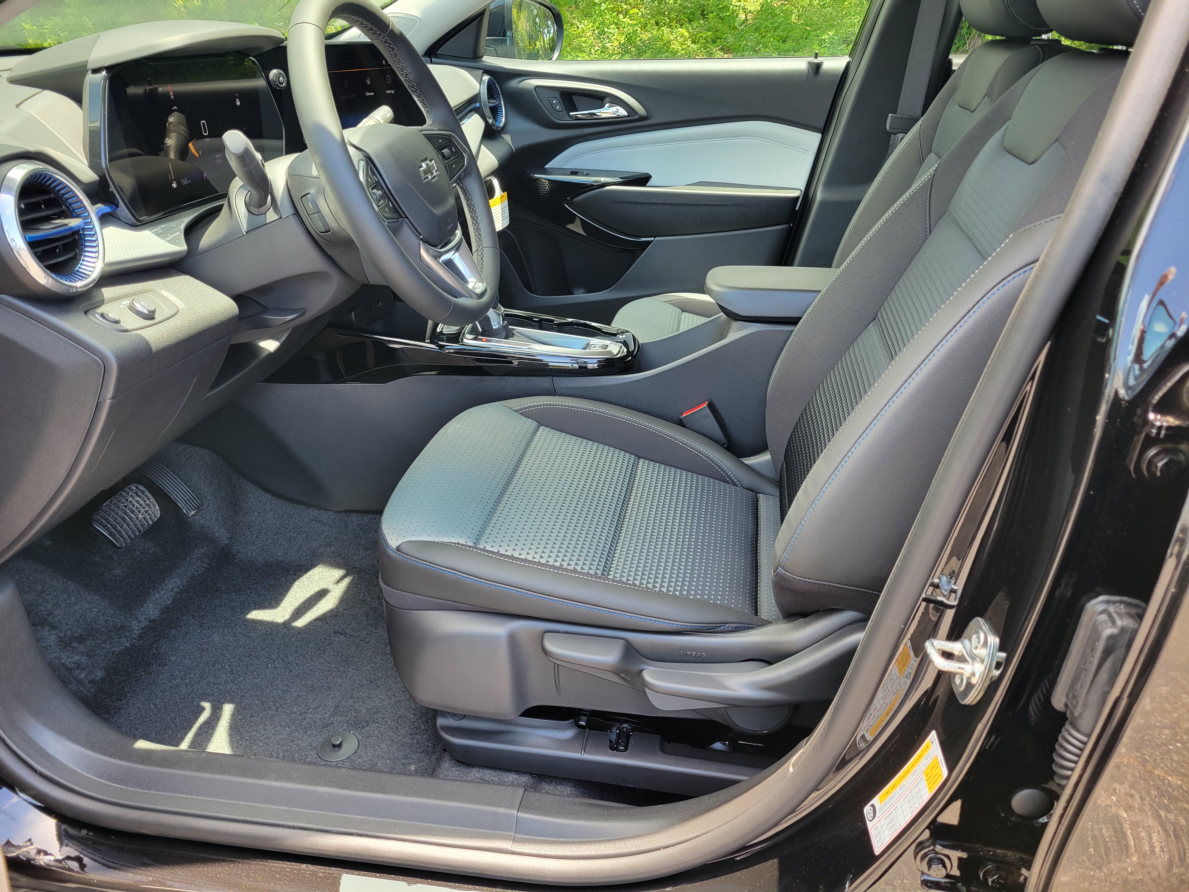 New 2026 Chevrolet Trax LT w/ Driver Confidence Package FWD image 28