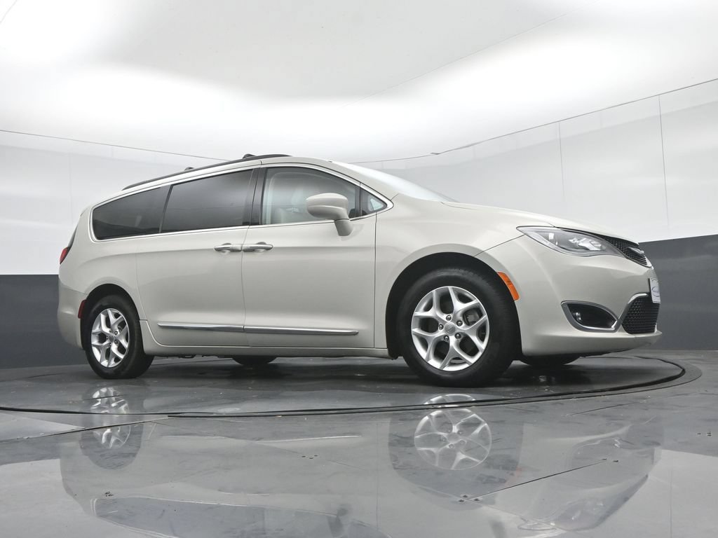 Used 2017 Chrysler Pacifica Touring-L w/ Tire & Wheel Group FWD image 47