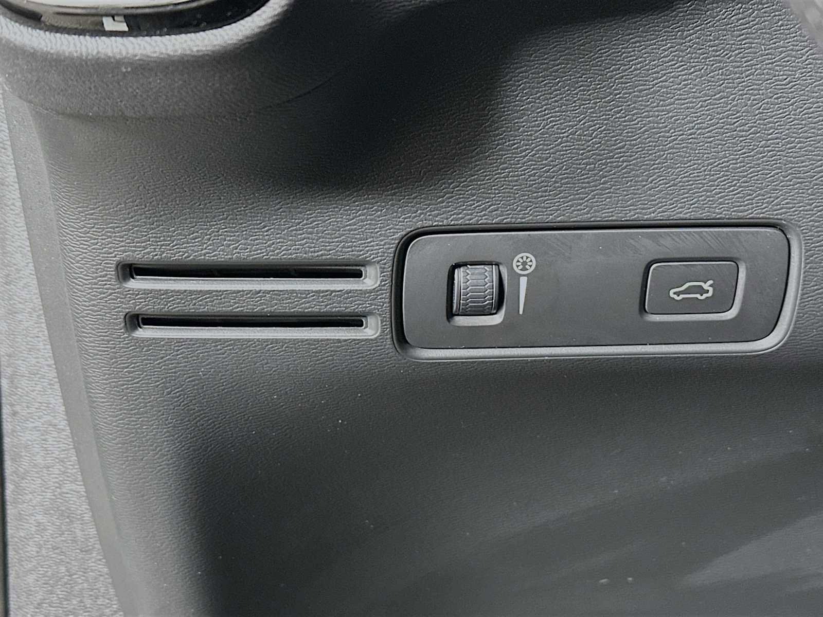 Used 2021 Volvo XC40 T5 R-Design image 10