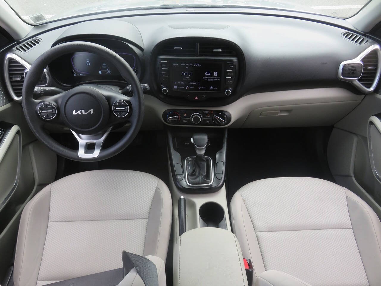 Used 2023 Kia Soul LX w/ LX Technology Package FWD image 12