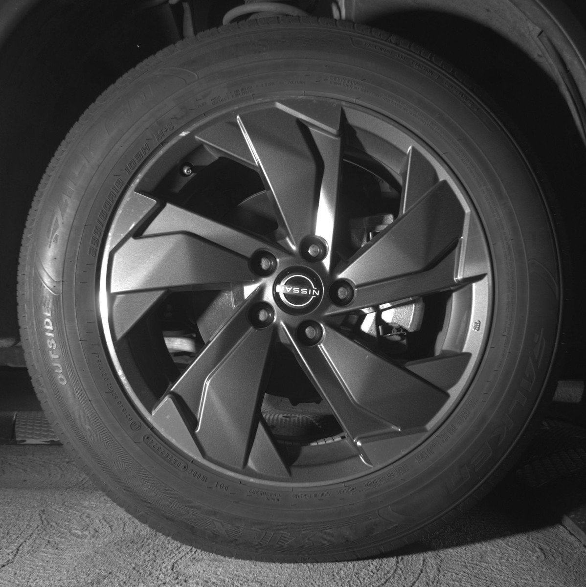 Used 2025 Nissan Rogue SV image 13