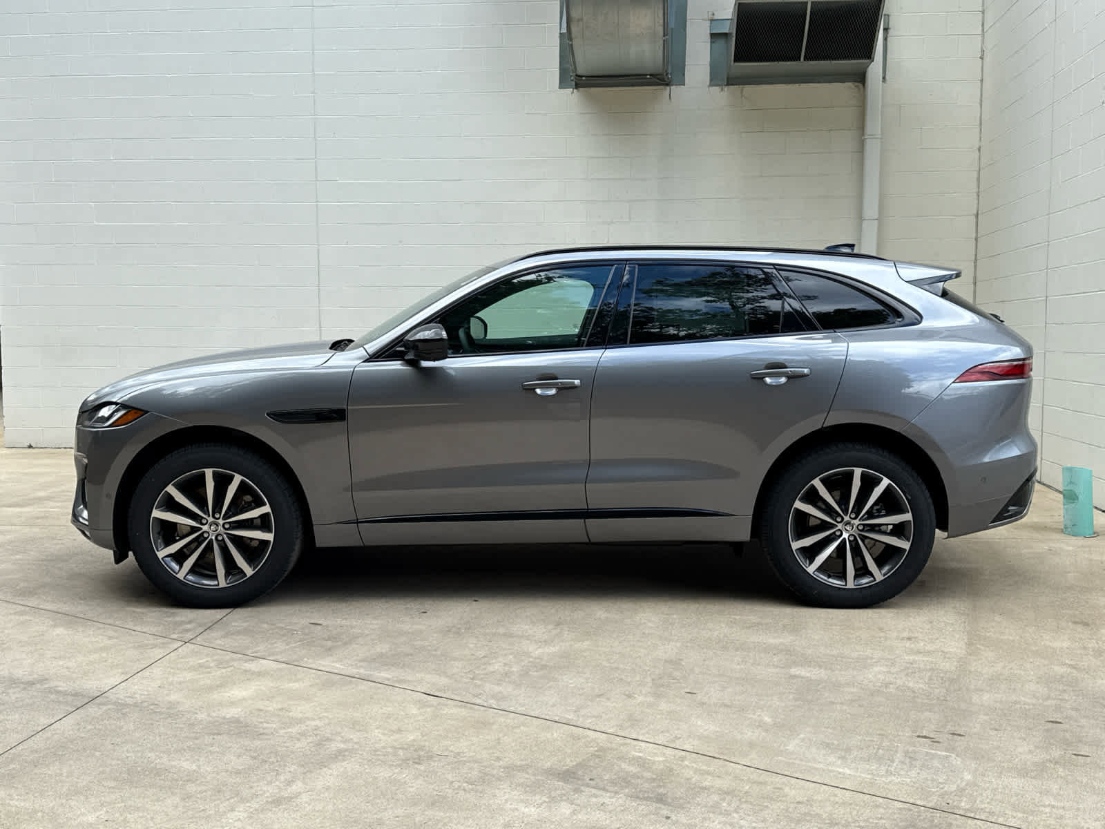 Used 2026 Jaguar F-PACE R-Dynamic S image 5