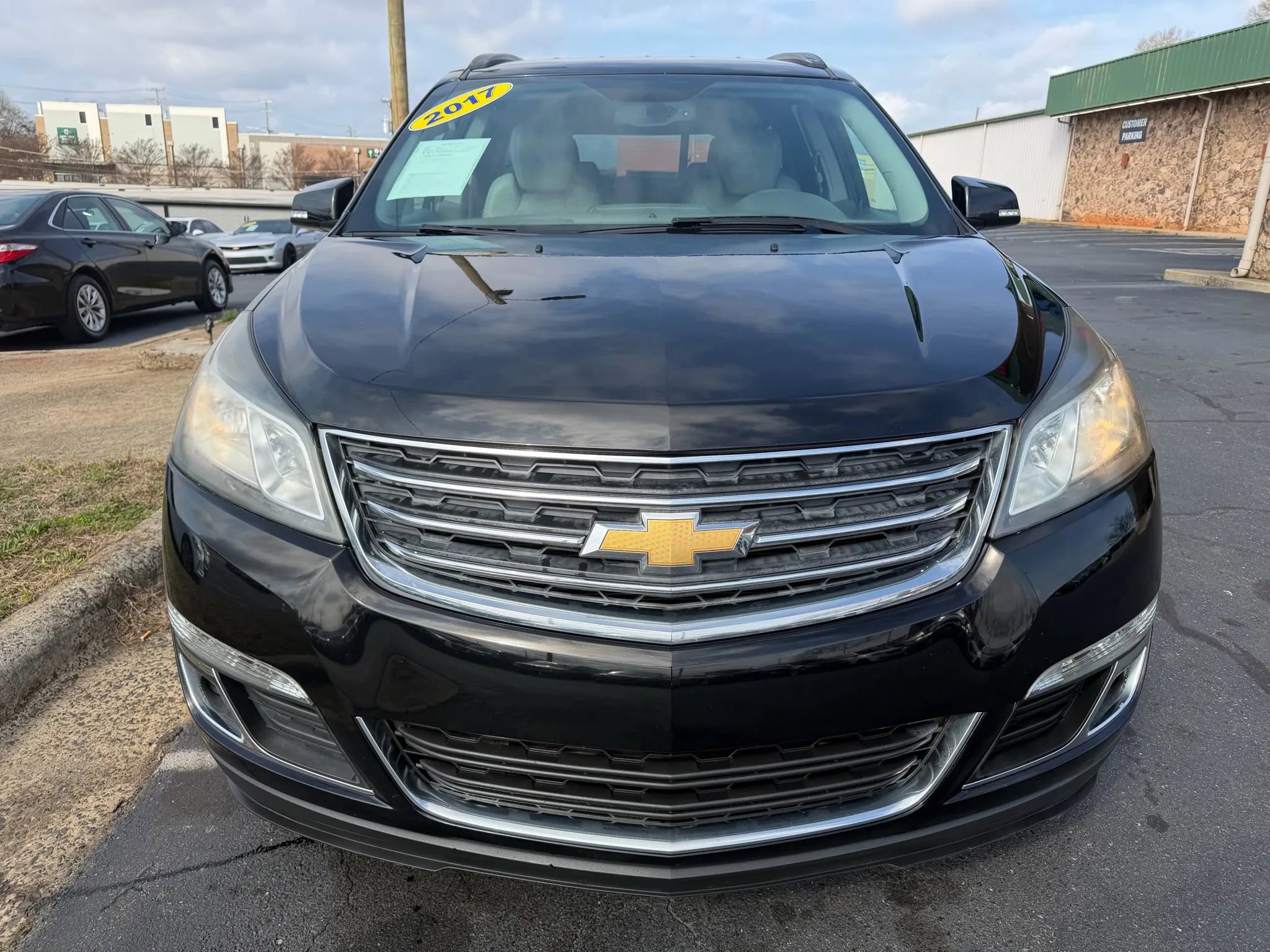Used 2017 Chevrolet Traverse LT image 2