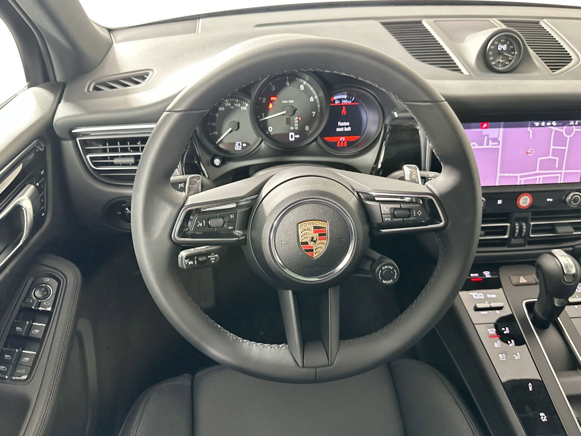 Certified 2025 Porsche Macan image 18