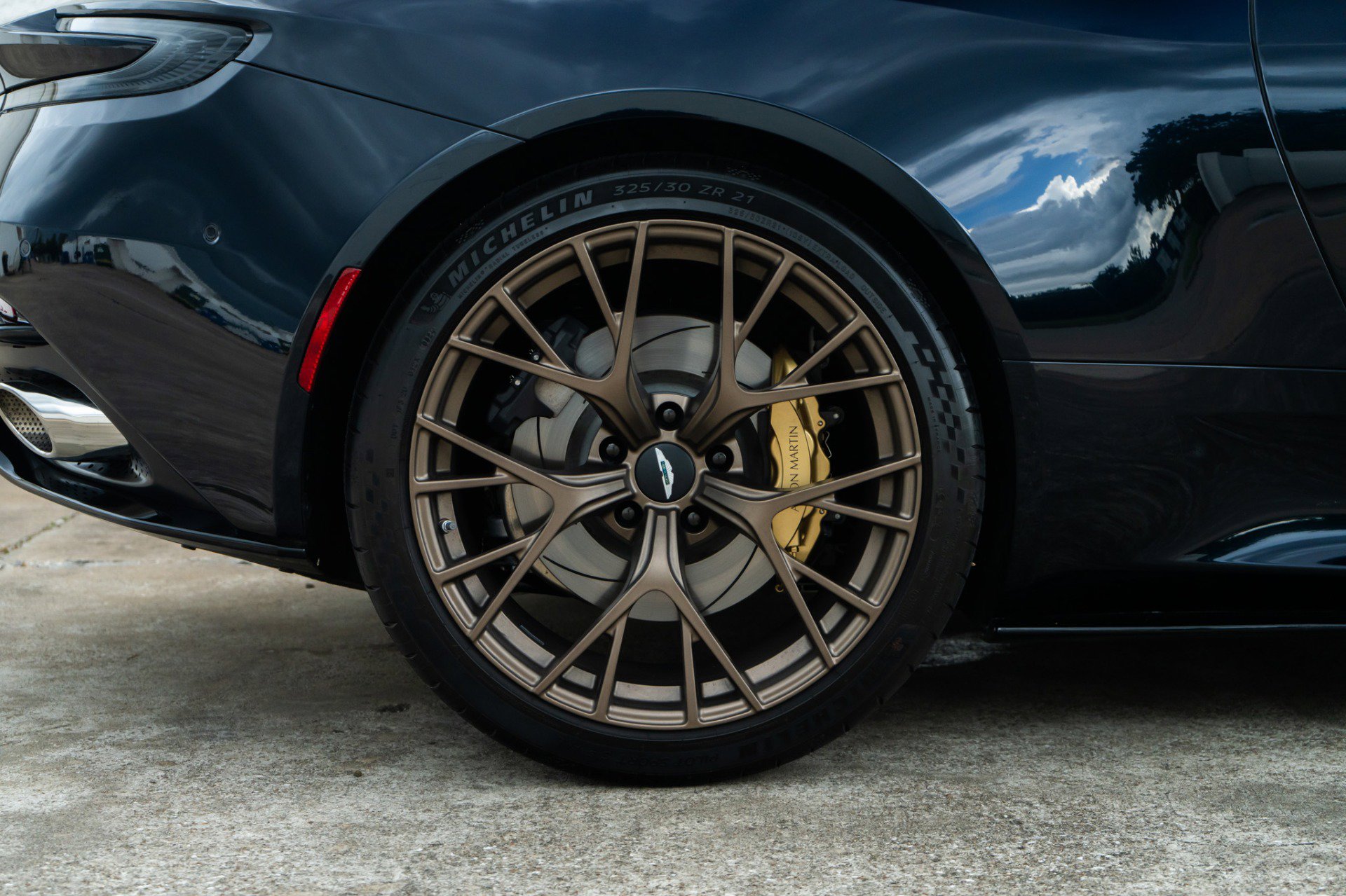 Used 2024 Aston Martin DB12 Coupe RWD image 32