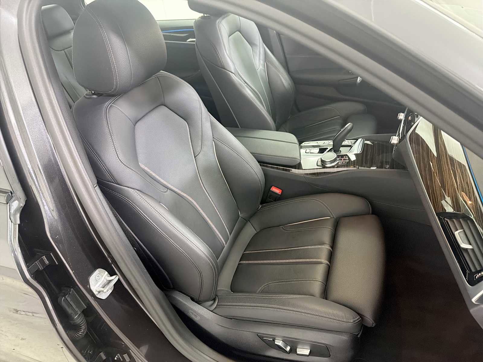 Used 2023 BMW 530e xDrive w/ Premium Package AWD/4WD image 26