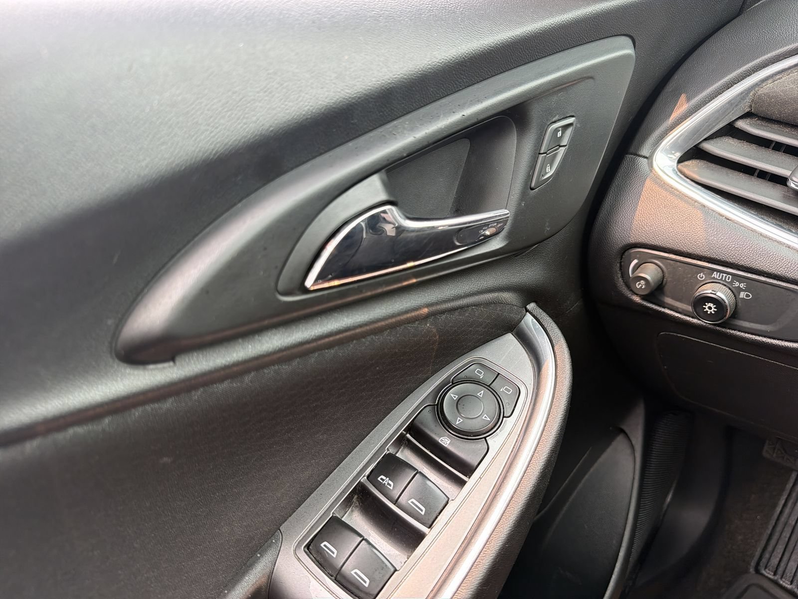 Used 2020 Chevrolet Malibu LT FWD image 27