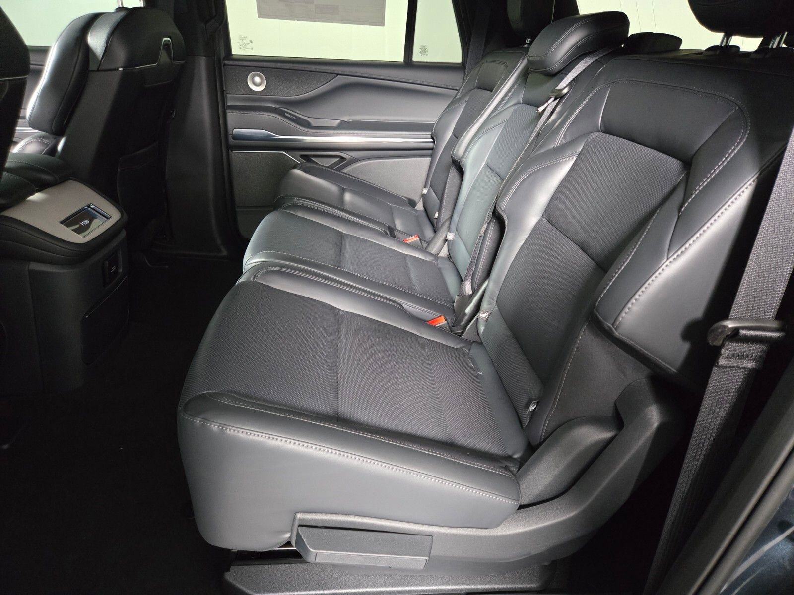 New 2026 Lincoln Navigator L Reserve w/ Jet Appearance Package AWD/4WD image 14