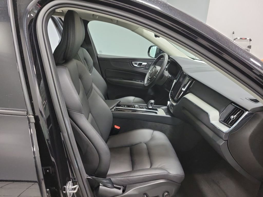Used 2025 Volvo XC60 B5 Plus image 22