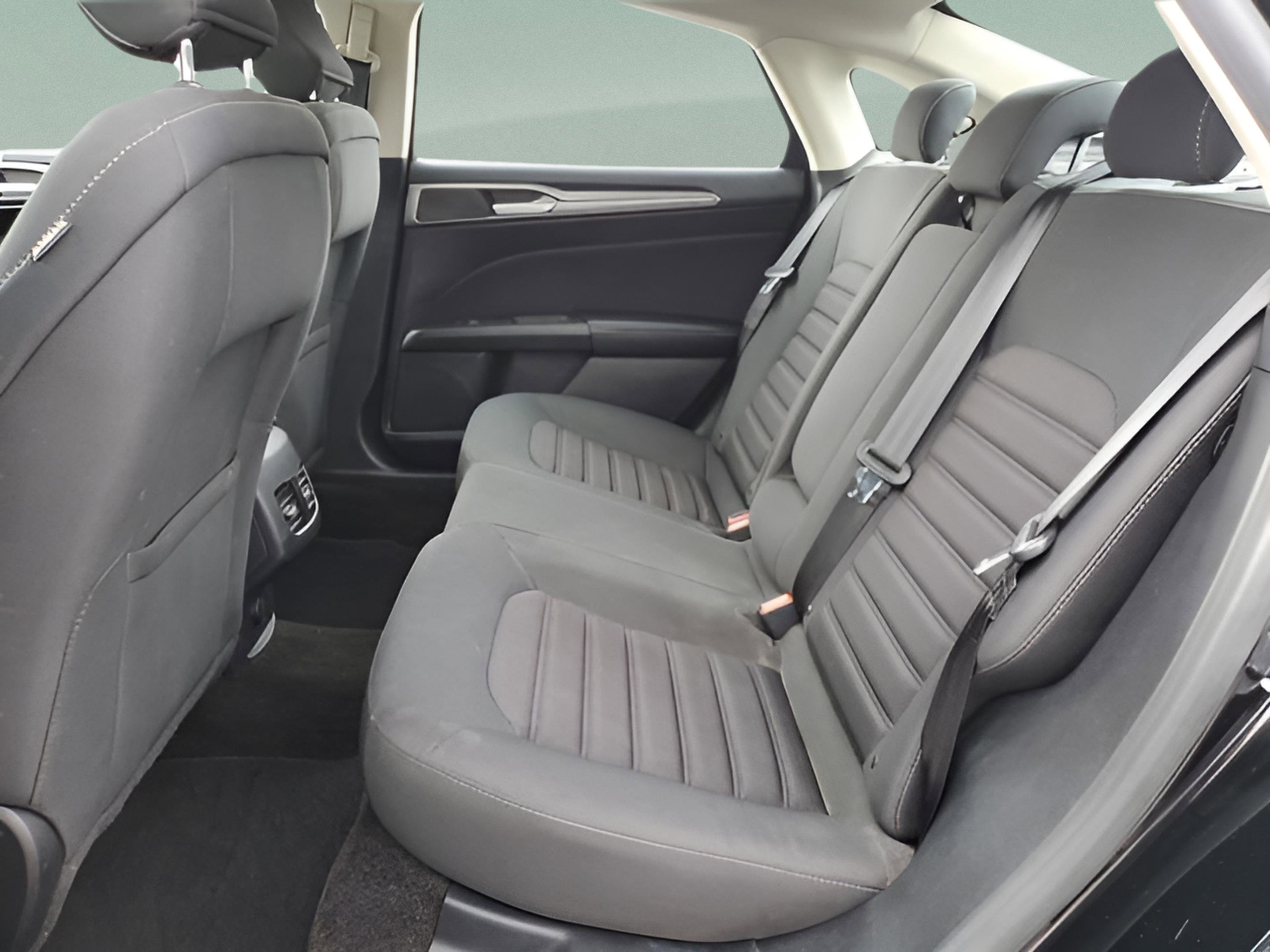 Used 2018 Ford Fusion SE w/ Fusion SE Technology Package FWD image 10