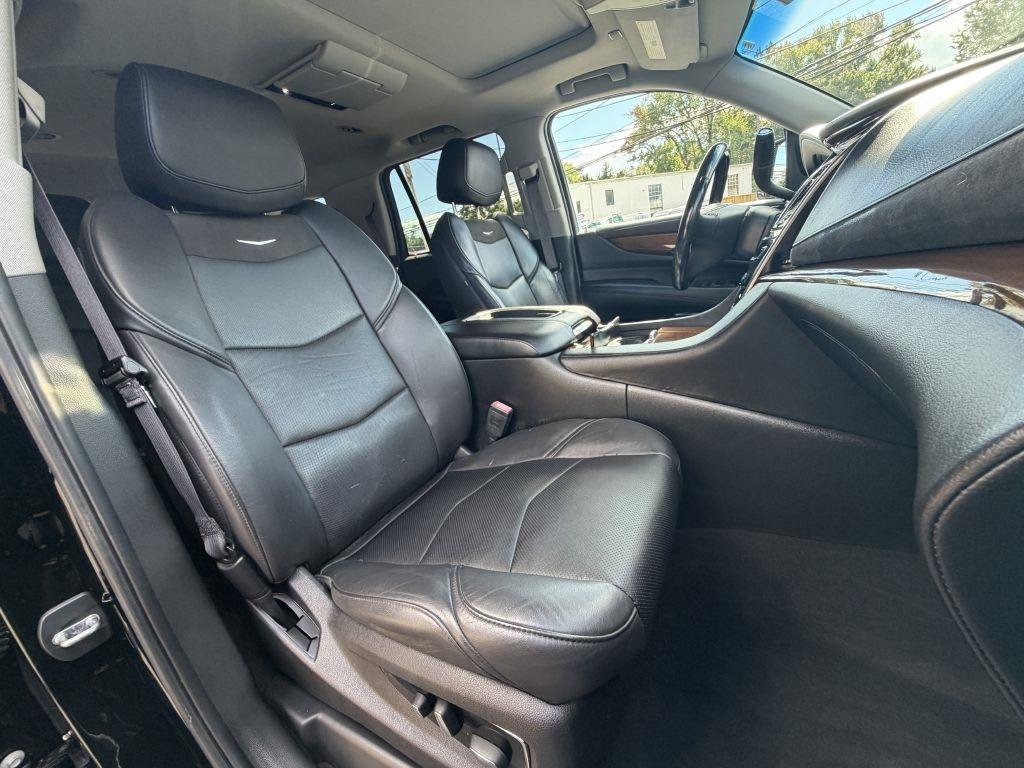 Used 2017 Cadillac Escalade Luxury AWD/4WD image 24